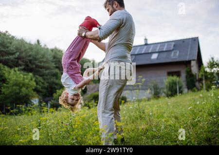 Vater und kleine Tochter haben Spaß vor ihrem Familienhaus Stockfoto