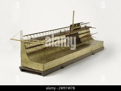 Modell eines Teils eines schwimmenden Trockendocks, Royal Factory for Steam and Other Tools, Modell im Maßstab 1877 - 1878. Demonstrationsmodell das Dok bestand aus zwei Hälften, von denen eine teilweise vom Modell präsentiert wird. Sie besteht vollständig aus Messing, die Konstruktion besteht aus Dachbalken aus Eckeisen, verstärkt mit diagonalen Verbindungen und Blech. Die Schotten teilen den Boden in wasserdichte Abteile auf, die voll von Absinken sind, um das Dock zu versenken; die seitlichen Schränke, die breiter sind, bleiben trocken und tragen zur Stabilität bei. Das Modell verfügt über eine Dampfmaschine mit einem Cornwall-Kessel mit Galloway-Rohren auf d Stockfoto