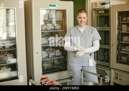 Lächelnder Labortechniker, der im Blutbankraum steht Stockfoto