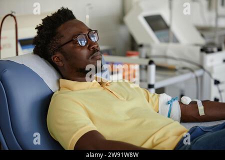 Mann mit Brille, der Blut spendet Stockfoto