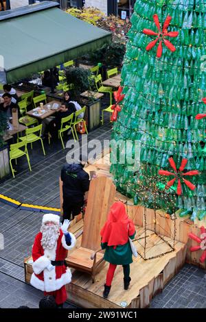 Bordeaux, Frankreich. Dezember 2023. Ökologie und 100 % umweltfreundlicher Weihnachtsbaum. Dieser Weihnachtsbaum, der aus 3000 wiedergewonnenen Plastikflaschen hergestellt wurde, weckt das Bewusstsein für den übermäßigen Verbrauch von Kunststoff, der die Ozeane und den Planeten verschmutzt. Die Besucher werden dazu ermutigt, im Alltag ökologischere Verhaltensweisen anzuwenden, um diese Verschmutzung zu verringern oder zu vermeiden. Jede Minute werden fast eine Million Plastikflaschen weltweit verkauft. Foto: Hugo Martin/Alamy Live News. Stockfoto