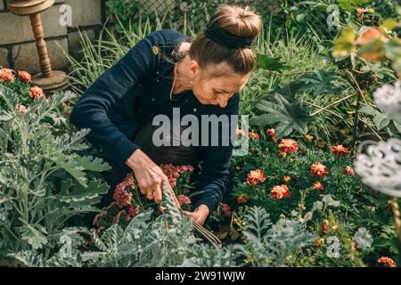 Frau gräbt mit Gartengabel im Garten Stockfoto