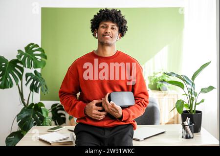 Junger Geschäftsmann mit VR-Brille im Home Office Stockfoto