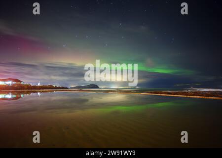 Großbritannien, Schottland, North Berwick, lange Exposition von Aurora Borealis über Firth of Forth bei Nacht Stockfoto