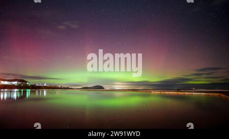 Großbritannien, Schottland, North Berwick, lange Exposition von Aurora Borealis über Firth of Forth bei Nacht Stockfoto