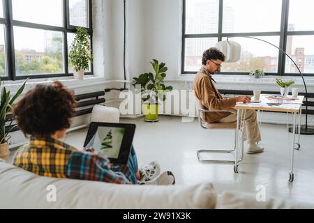 Junge Grafikdesigner arbeiten im Büro zusammen Stockfoto