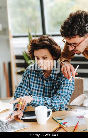 Konzentrierte Grafikdesigner arbeiten im Büro an Notebooks Stockfoto