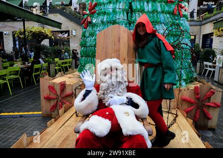 Bordeaux, Frankreich. Dezember 2023. Ökologie und 100 % umweltfreundlicher Weihnachtsbaum. Dieser Weihnachtsbaum, der aus 3000 wiedergewonnenen Plastikflaschen hergestellt wurde, weckt das Bewusstsein für den übermäßigen Verbrauch von Kunststoff, der die Ozeane und den Planeten verschmutzt. Die Besucher werden dazu ermutigt, im Alltag ökologischere Verhaltensweisen anzuwenden, um diese Verschmutzung zu verringern oder zu vermeiden. Jede Minute werden fast eine Million Plastikflaschen weltweit verkauft. Foto: Hugo Martin/Alamy Live News. Stockfoto