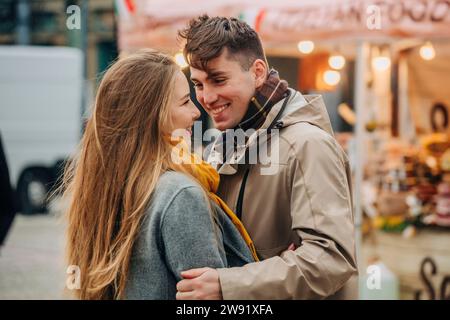 Glückliches junges Paar, das den Urlaub auf der Straße genießt Stockfoto