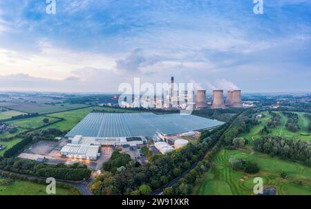 Großbritannien, England, Drax, Luftaufnahme eines großen Gewächshauses vor dem Kraftwerk Drax Stockfoto