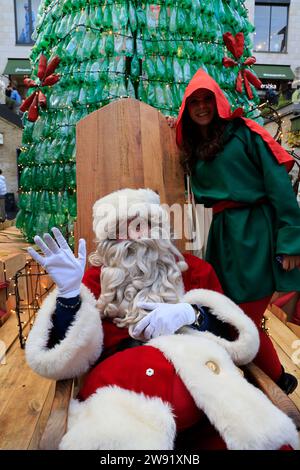 Bordeaux, Frankreich. Dezember 2023. Ökologie und 100 % umweltfreundlicher Weihnachtsbaum. Dieser Weihnachtsbaum, der aus 3000 wiedergewonnenen Plastikflaschen hergestellt wurde, weckt das Bewusstsein für den übermäßigen Verbrauch von Kunststoff, der die Ozeane und den Planeten verschmutzt. Die Besucher werden dazu ermutigt, im Alltag ökologischere Verhaltensweisen anzuwenden, um diese Verschmutzung zu verringern oder zu vermeiden. Jede Minute werden fast eine Million Plastikflaschen weltweit verkauft. Foto: Hugo Martin/Alamy Live News. Stockfoto