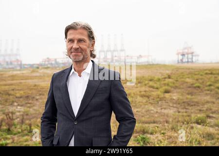 Lächelnder Geschäftsmann im Industrieviertel Stockfoto
