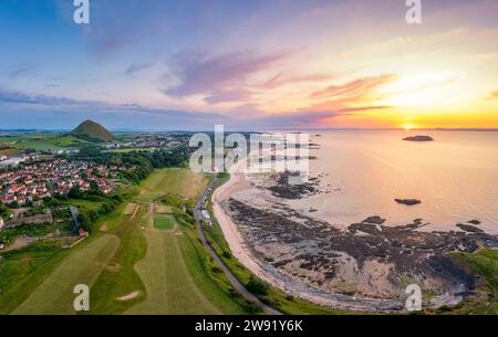 Großbritannien, Schottland, North Berwick, Blick aus der Vogelperspektive auf den Strand vor der Küstenstadt bei Sonnenuntergang Stockfoto