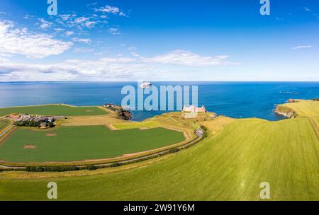 Großbritannien, Schottland, North Berwick, aus der Vogelperspektive von Tantallon Castle und Firth of Forth bei Sonnenlicht Stockfoto