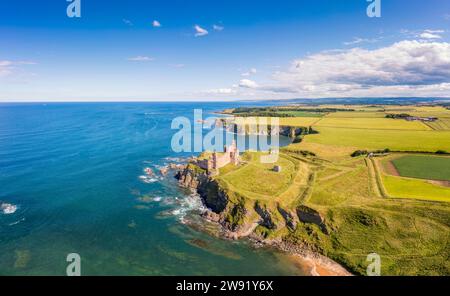 Großbritannien, Schottland, North Berwick, aus der Vogelperspektive von Tantallon Castle und Firth of Forth bei Sonnenlicht Stockfoto