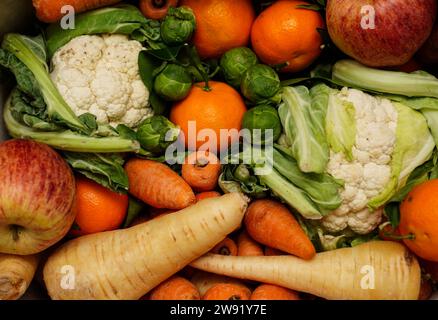 Stockbild einer Kiste mit frischem Obst und Gemüse, einschließlich Karotten, Blumenkohl, Pastinaken, Rosenkohl, Äpfel und Orangen. Bilddatum: Freitag, 22. Dezember 2023. Stockfoto