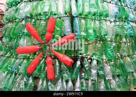 Bordeaux, Frankreich. Dezember 2023. Ökologie und 100 % umweltfreundlicher Weihnachtsbaum. Dieser Weihnachtsbaum, der aus 3000 wiedergewonnenen Plastikflaschen hergestellt wurde, weckt das Bewusstsein für den übermäßigen Verbrauch von Kunststoff, der die Ozeane und den Planeten verschmutzt. Die Besucher werden dazu ermutigt, im Alltag ökologischere Verhaltensweisen anzuwenden, um diese Verschmutzung zu verringern oder zu vermeiden. Jede Minute werden fast eine Million Plastikflaschen weltweit verkauft. Foto: Hugo Martin/Alamy Live News. Stockfoto