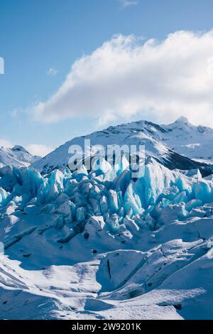 Perito Moreno Gletscher in der Region Santa Cruz in Argentinien unter bewölktem Himmel Stockfoto