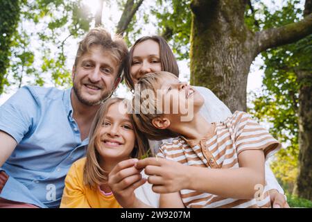 Glückliche Eltern mit Sohn und Tochter im Park Stockfoto