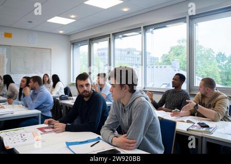 Multiethnische Studenten diskutieren und lernen im Unterricht Stockfoto