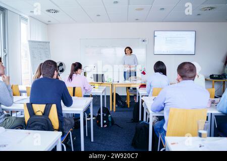 Frau, die multiethnischen Schülern im Unterricht unterrichtete Stockfoto