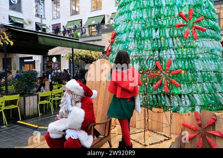 Bordeaux, Frankreich. Dezember 2023. Ökologie und 100 % umweltfreundlicher Weihnachtsbaum. Dieser Weihnachtsbaum, der aus 3000 wiedergewonnenen Plastikflaschen hergestellt wurde, weckt das Bewusstsein für den übermäßigen Verbrauch von Kunststoff, der die Ozeane und den Planeten verschmutzt. Die Besucher werden dazu ermutigt, im Alltag ökologischere Verhaltensweisen anzuwenden, um diese Verschmutzung zu verringern oder zu vermeiden. Jede Minute werden fast eine Million Plastikflaschen weltweit verkauft. Foto: Hugo Martin/Alamy Live News. Stockfoto