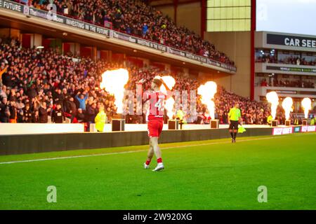 Oakwell Stadium, Barnsley, England - 23. Dezember 2023 John McAtee (45) aus Barnsley feiert sein Tor - während des Spiels Barnsley gegen Stevenage, Sky Bet League One, 2023/24, Oakwell Stadium, Barnsley, England - 23. Dezember 2023 Credit: Mathew Marsden/WhiteRosePhotos/Alamy Live News Stockfoto