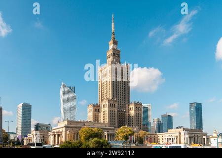 Polen, Mazowieckie, Warschau, Kulturpalast und umliegende Wolkenkratzer Stockfoto