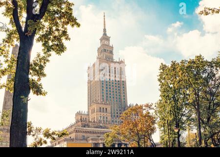 Polen, Mazowieckie, Warschau, Palast der Kultur und Wissenschaft vom Park aus gesehen Stockfoto