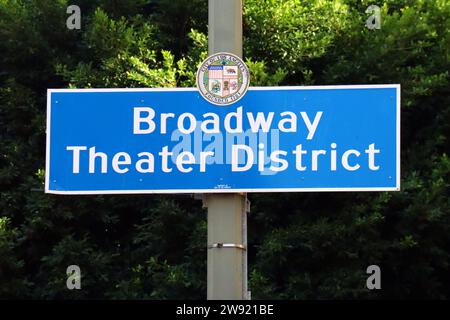 Los Angeles, Kalifornien: Broadway Theater District Schild. Der Broadway Theater District im historischen Zentrum von Downtown Los Angeles mit 12 Theatern Stockfoto