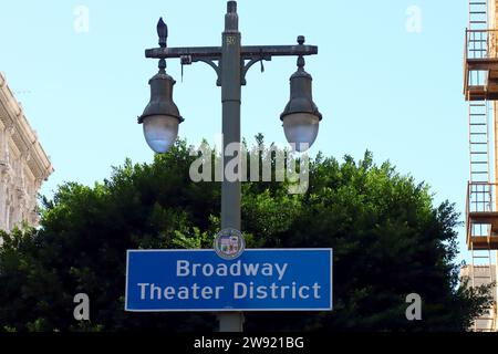 Los Angeles, Kalifornien: Broadway Theater District Schild. Der Broadway Theater District im historischen Zentrum von Downtown Los Angeles mit 12 Theatern Stockfoto