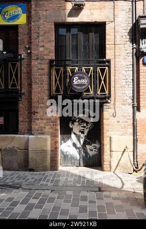 Liverpool, vereinigtes Königreich, 16. Mai 2023 Eingang zum Sir T Hotel und Bar, Live-Musik Stockfoto