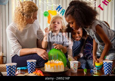 Familie und Freunde feiern Geburtstag zu Hause Stockfoto