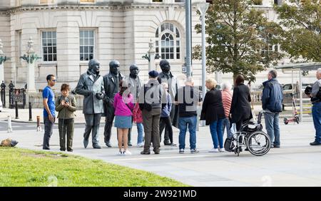 Liverpool, vereinigtes Königreich 16. Mai 2023 Touristen machen Fotos vor der Beatles-Statue in Liverpool Stockfoto