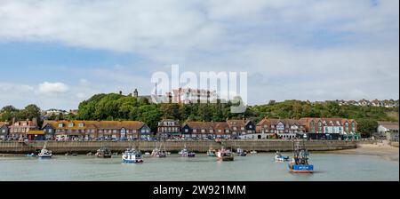 Folkestone, Kent, großbritannien 1. August 2023 Boote bei Ebbe im Hafen und in den Häusern am Ufer Stockfoto