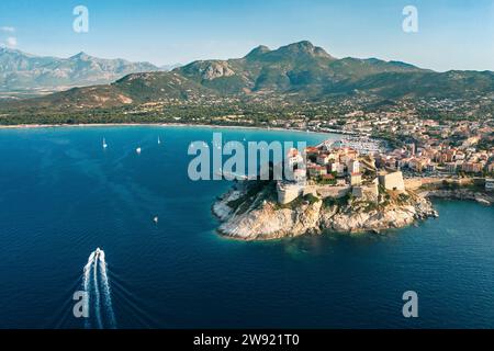 Frankreich, Haute-Corse, Calvi, aus der Vogelperspektive auf die Stadt am Ufer der Insel Korsika Stockfoto