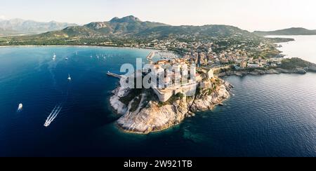 Frankreich, Haute-Corse, Calvi, aus der Vogelperspektive auf die Stadt am Ufer der Insel Korsika Stockfoto