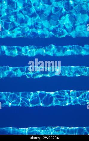 Klares blaues Wasser im Swimmingpool Stockfoto