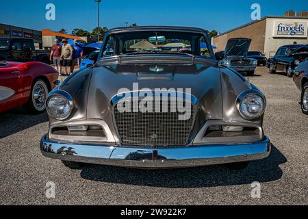 Gulfport, MS - 01. Oktober 2023: Hochperspektivische Vorderansicht eines Studebaker Gran Turismo Hawk Hardtop Coupés aus dem Jahr 1962 auf einer lokalen Autoshow. Stockfoto