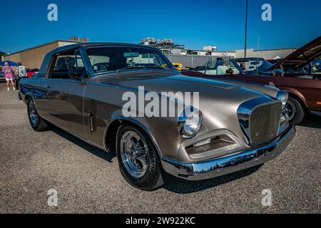 Gulfport, MS - 01. Oktober 2023: Hochperspektivische Vorderansicht eines Studebaker Gran Turismo Hawk Hardtop Coupés aus dem Jahr 1962 auf einer lokalen Autoshow. Stockfoto