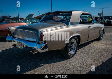 Gulfport, MS - 01. Oktober 2023: Hochperspektivische Eckansicht eines Studebaker Gran Turismo Hawk Hardtop Coupés aus dem Jahr 1962 auf einer lokalen Autoshow. Stockfoto