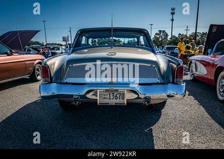 Gulfport, MS - 01. Oktober 2023: Hochperspektivische Rückansicht eines Studebaker Gran Turismo Hawk Hardtop Coupés aus dem Jahr 1962 auf einer lokalen Autoshow. Stockfoto