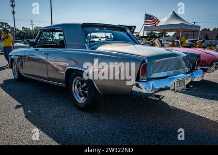 Gulfport, MS - 01. Oktober 2023: Hochperspektivische Eckansicht eines Studebaker Gran Turismo Hawk Hardtop Coupés aus dem Jahr 1962 auf einer lokalen Autoshow. Stockfoto