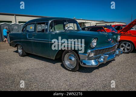 Gulfport, MS - 01. Oktober 2023: Hochperspektivische Vorderansicht einer Chevrolet Bel Air 4-türigen Limousine aus dem Jahr 1956 auf einer lokalen Autoshow. Stockfoto