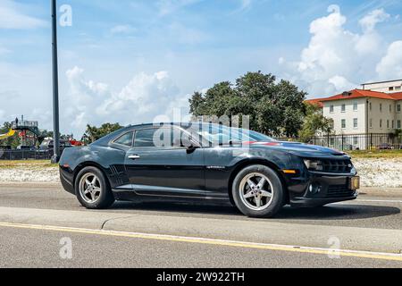 Gulfport, MS - 05. Oktober 2023: Weitwinkel-Seitenansicht eines Chevrolet Camaro SS Coupés aus dem Jahr 2012 auf einer lokalen Autoshow. Stockfoto