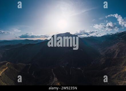 Berge mit bewölktem Himmel an sonnigem Tag Stockfoto