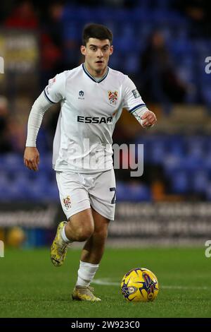 Birkenhead, Großbritannien. Dezember 2023. Rob Apter von Tranmere Rovers in Aktion. EFL Skybet Football League Two Match, Tranmere Rovers gegen Swindon Town im Prenton Park, Birkenhead, Wirral am Samstag, 23. Dezember 2023. Dieses Bild darf nur für redaktionelle Zwecke verwendet werden. Nur redaktionelle Verwendung, .PIC von Chris Stading/ Credit: Andrew Orchard Sportfotografie/Alamy Live News Stockfoto