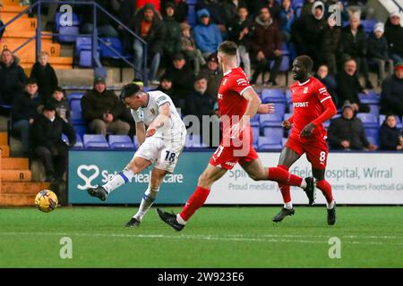 Birkenhead, Großbritannien. Dezember 2023. Connor Jennings von Tranmere Rovers schießt. EFL Skybet Football League Two Match, Tranmere Rovers gegen Swindon Town im Prenton Park, Birkenhead, Wirral am Samstag, 23. Dezember 2023. Dieses Bild darf nur für redaktionelle Zwecke verwendet werden. Nur redaktionelle Verwendung, .PIC von Chris Stading/ Credit: Andrew Orchard Sportfotografie/Alamy Live News Stockfoto