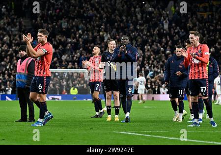 London, Großbritannien. Dezember 2023. Die Everton-Spieler applaudieren ihren Fans am Ende des Spiels während des Tottenham V Everton Premier League-Spiels im Tottenham Hotspur Stadium. Quelle: MARTIN DALTON/Alamy Live News Stockfoto