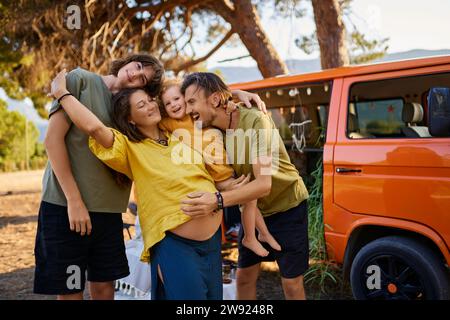 Glückliche Familie genießt gemeinsam im Wohnmobil im Park im Urlaub Stockfoto